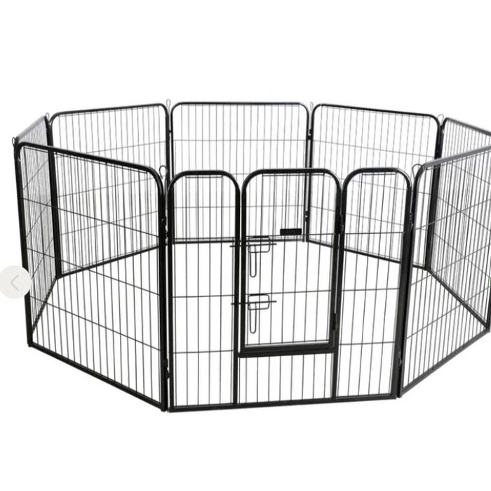 kojec z drzwiczkami dla psów i szczeniąt