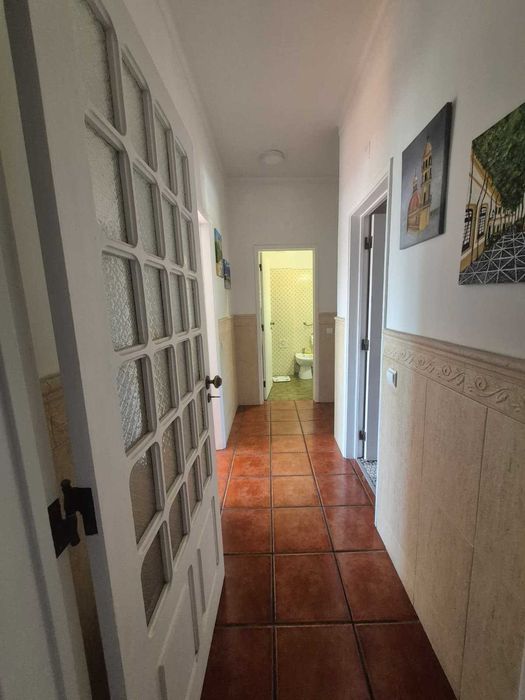 Quarto p/casal com banho privativo e marquise  em Alhandra