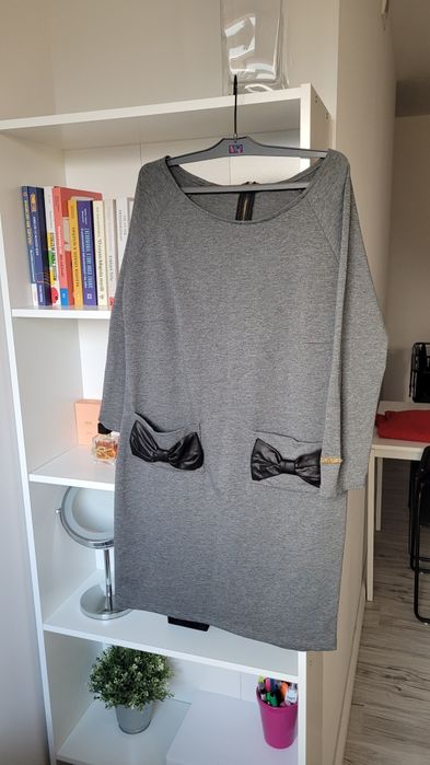 Sukienka z kokardami