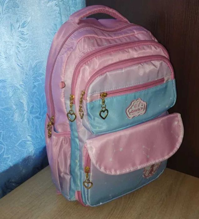 Новий шкільний рюкзак для дівчинки