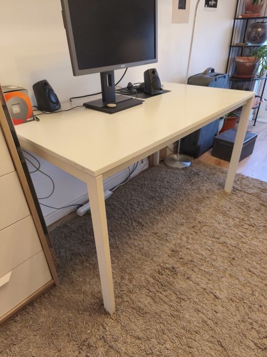 Mesa branca IKEA em bom estado.