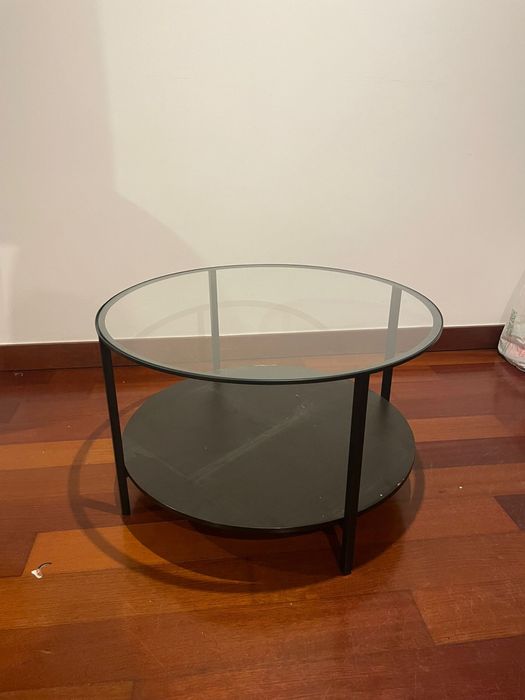Mesa de centro circular preta com tampo de vidro