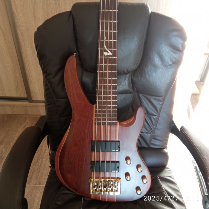 gitara basowa Vintage  aktywna  5 strun