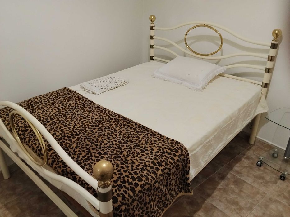 Vendo Cama de Casal com colchão
