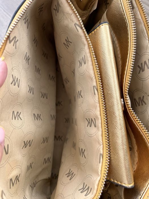 Złota torebka do ręki