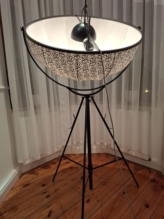 Designerska lampa na trójnogu