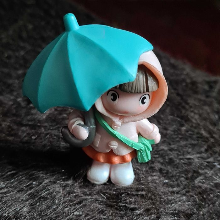 Миниатюрная игрушка, девочка с зонтиком