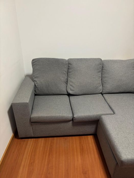 Sofá cinzento com chaise longue