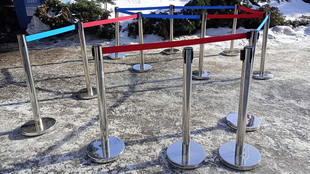 Słupek z taśmą barierka odgradzająca z taśmą słupki barierki biuro bar