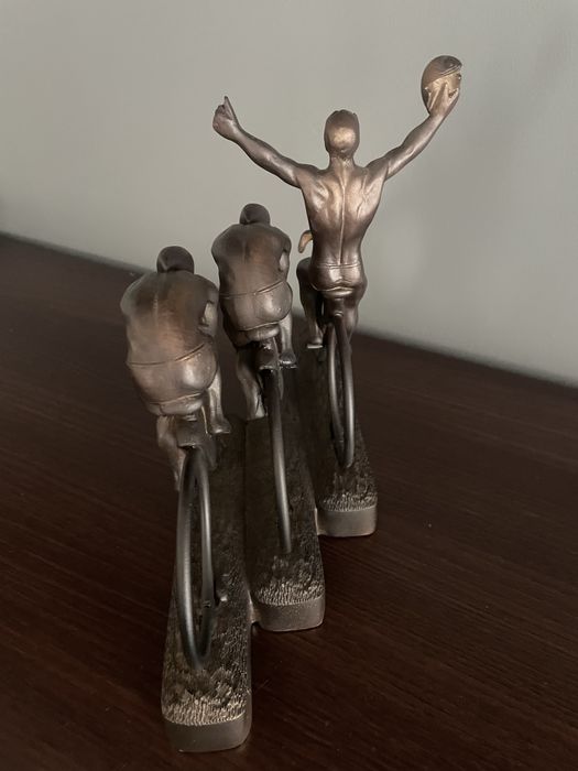 Kolarze brązowa figura rzeźba
