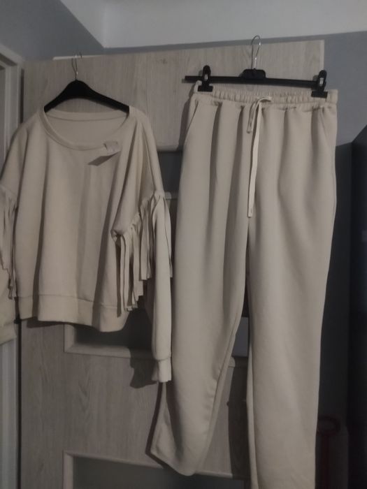 Nowy beżowy dres z frędzlami
