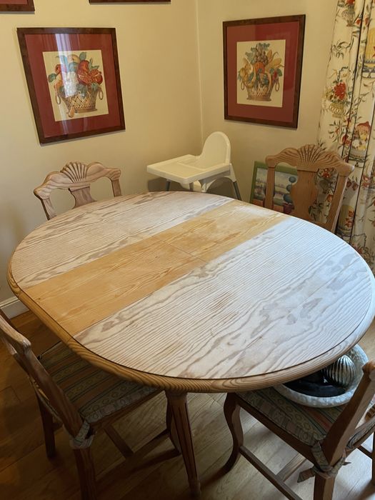 Mesa com 4 cadeiras.