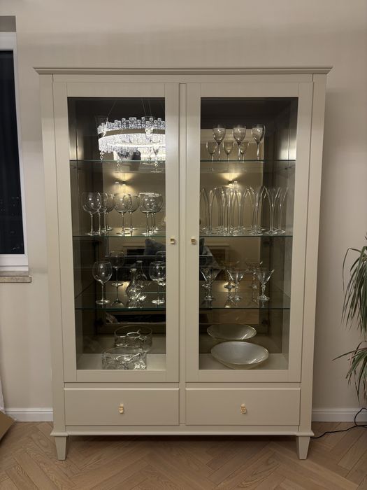 Elegancka, podswietlana witryna marki NOVELLE