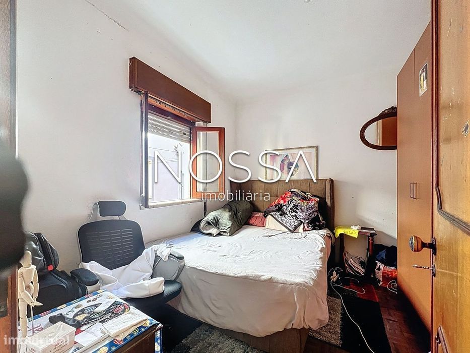 Moradia bi-familiar composta por dois apartamentos T2 com entradas...