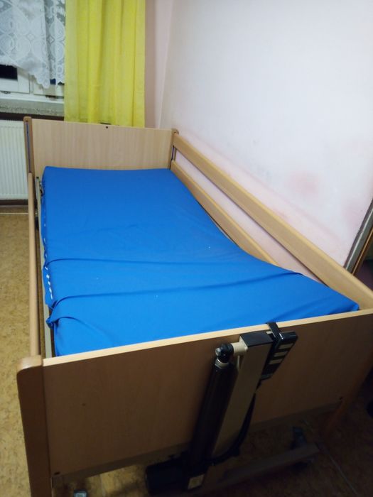 Łóżko rehabilitacyjne sterowane pilotem. Montaż. Transport