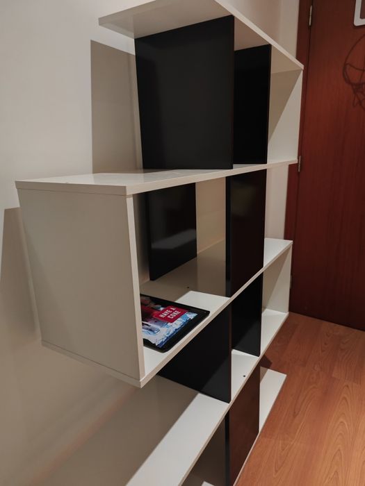 Estante modelar preta e branca