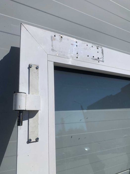 Алюминиевая дверь со стеклянным заполнением с рамой безпороговой