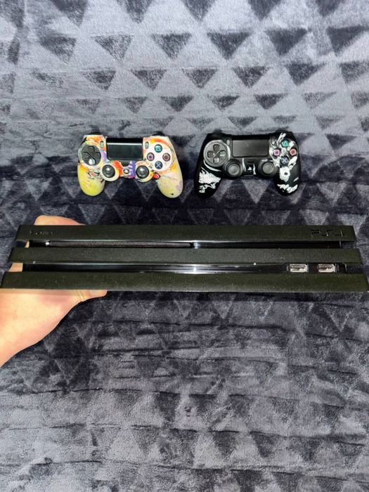 Продам PS 4 Pro 1 TB + 2 геймпада