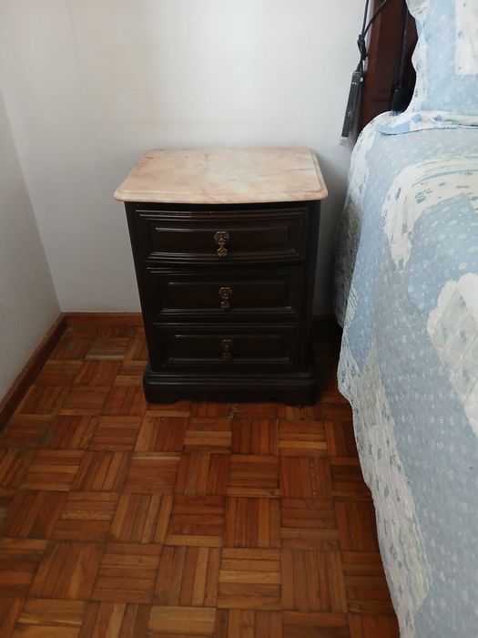 Quarto completo: cama, mesas de cabeceira e cómoda