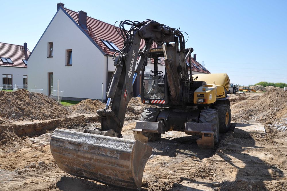 Usługi koparką Mecalac, wynajem koparko ładowarka, kucie młotem