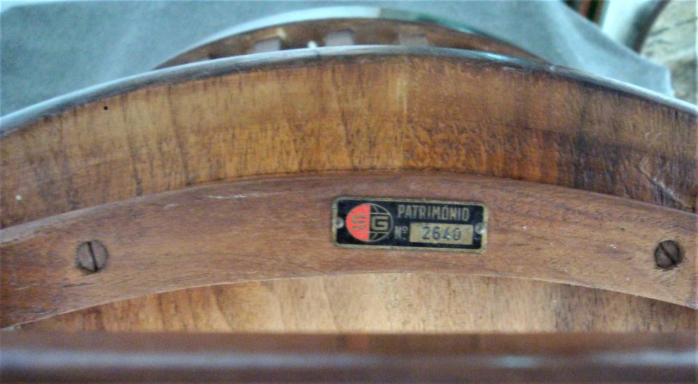 Cadeiras e mesa de sala com história