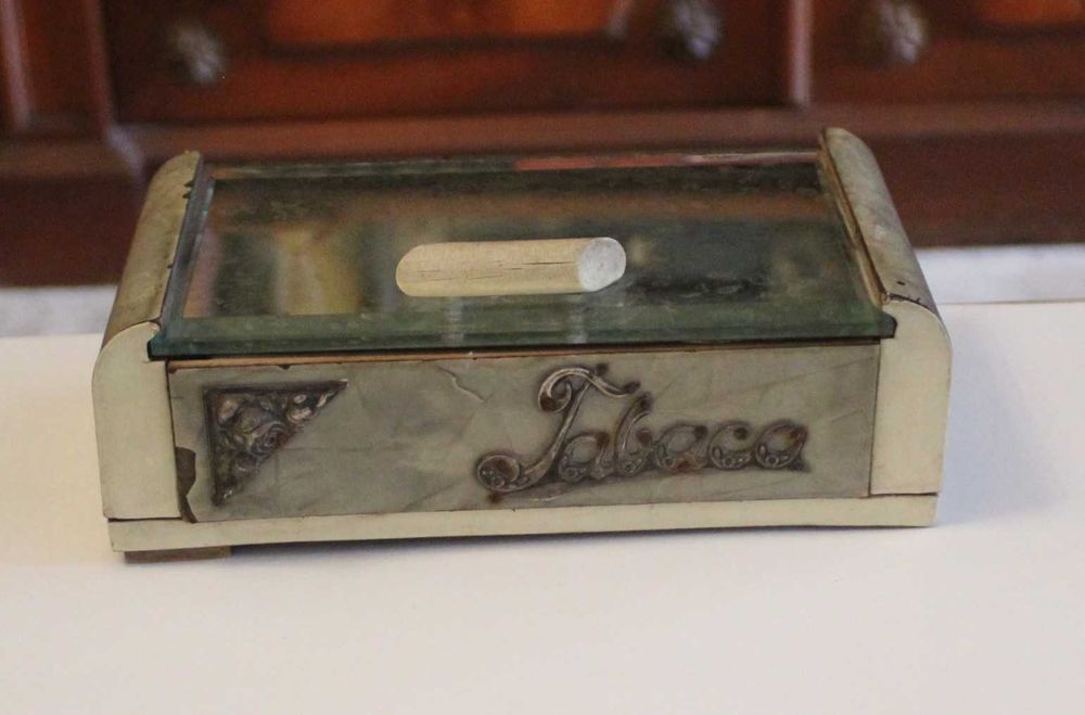 Caixa de tabaco de madeira com aplicações em prateado e madrepérola.