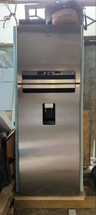 Frigorífico Whirlpool Inox com Dispensador de Água
