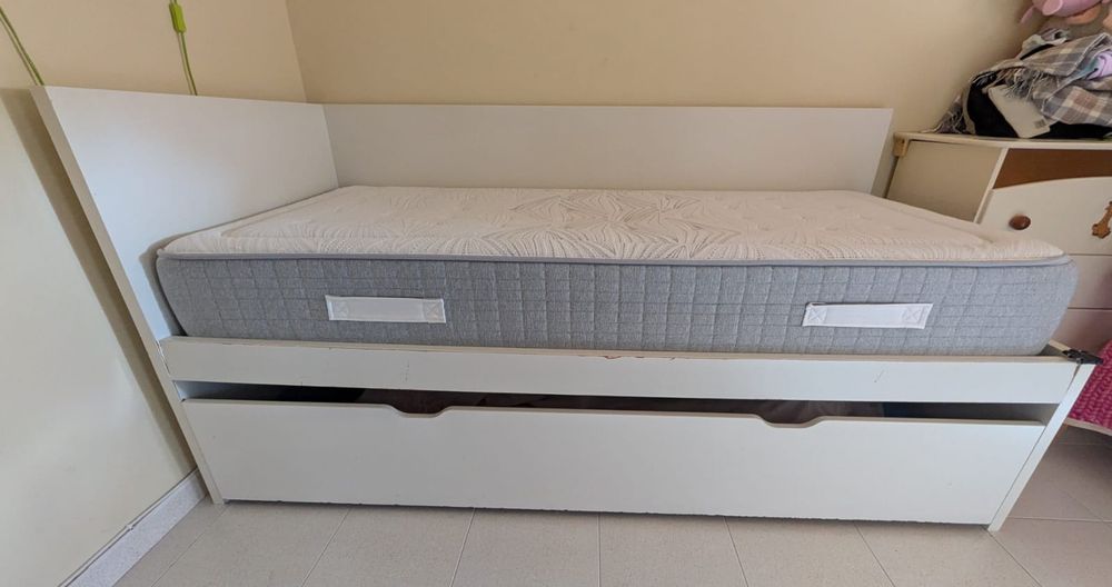 Cama dupla Ikea, com 1 colchão e estrado