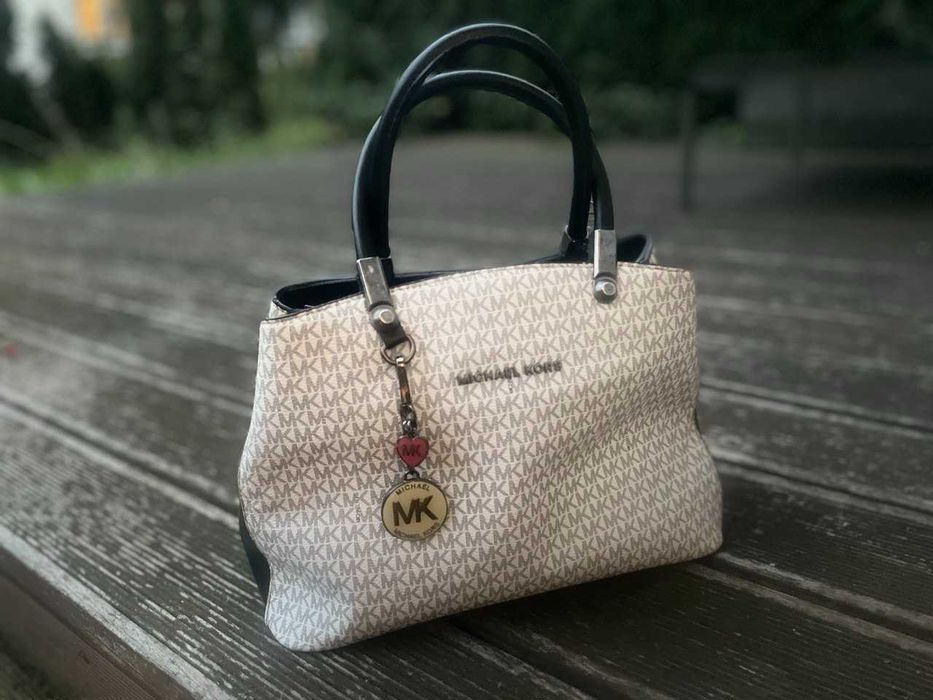 Torebka damska Michael Kors z logo MK z zestawem zawieszek elegancka