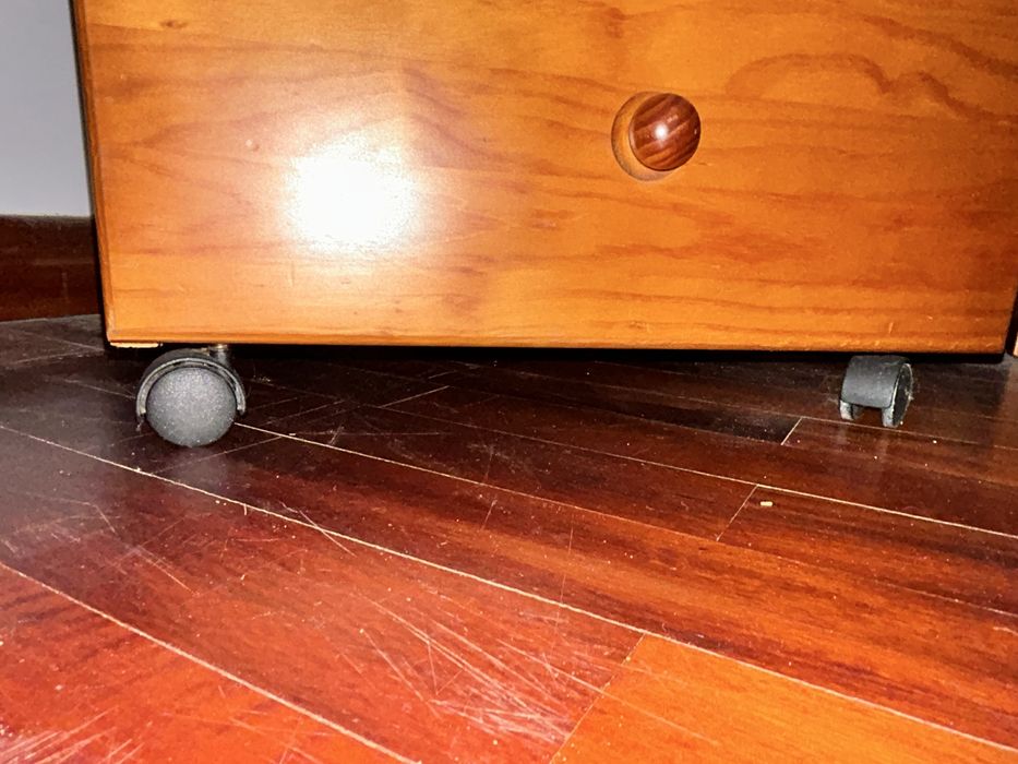 Secretária de madeira com modulo de gavetas e banco