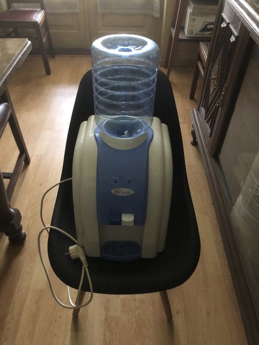 Dispensador de água eléctrico.