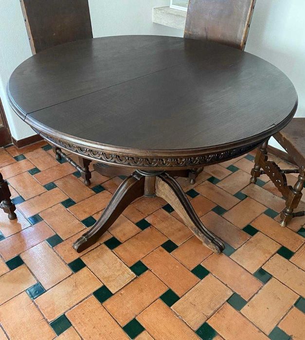 Mesa de Sala e Cadeiras em Pele