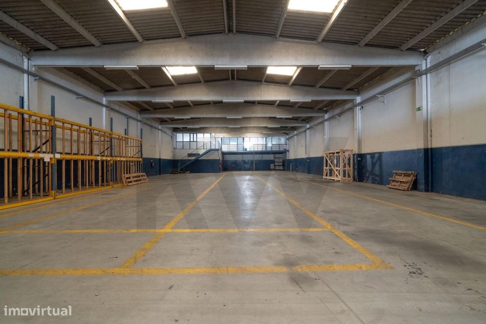 **Warehouse with private access road in the Serzedo Industrial Zone, Vila Nova de G