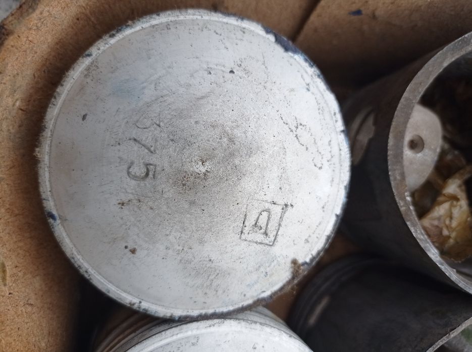 Продам комплект поршнів з кільцями  на Москвич.