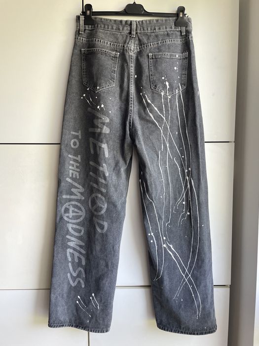 Luźne baggy szare jeansy z dziurami i nadrukiem