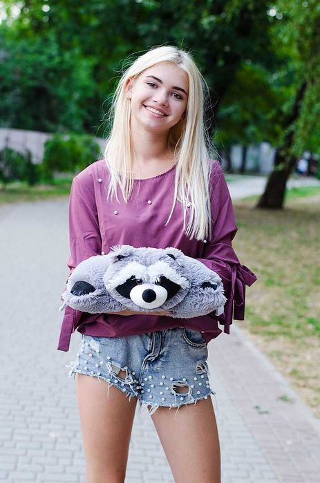 Плюшева подушка трансформер єнот.