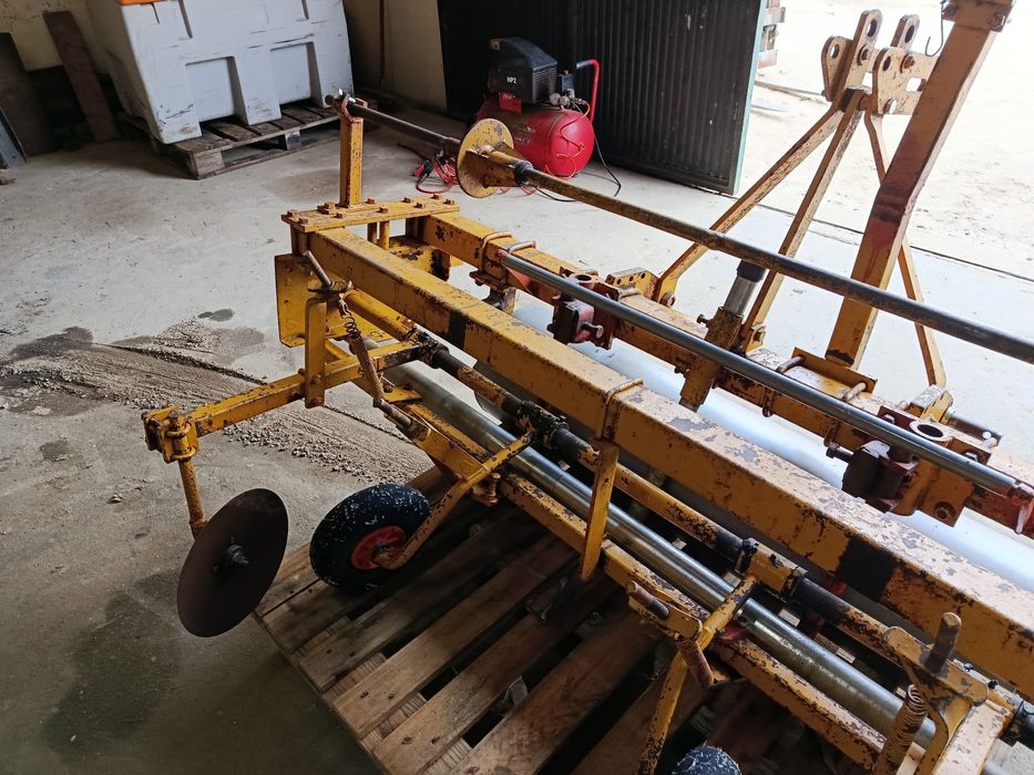 Máquina de espalhar plástico.