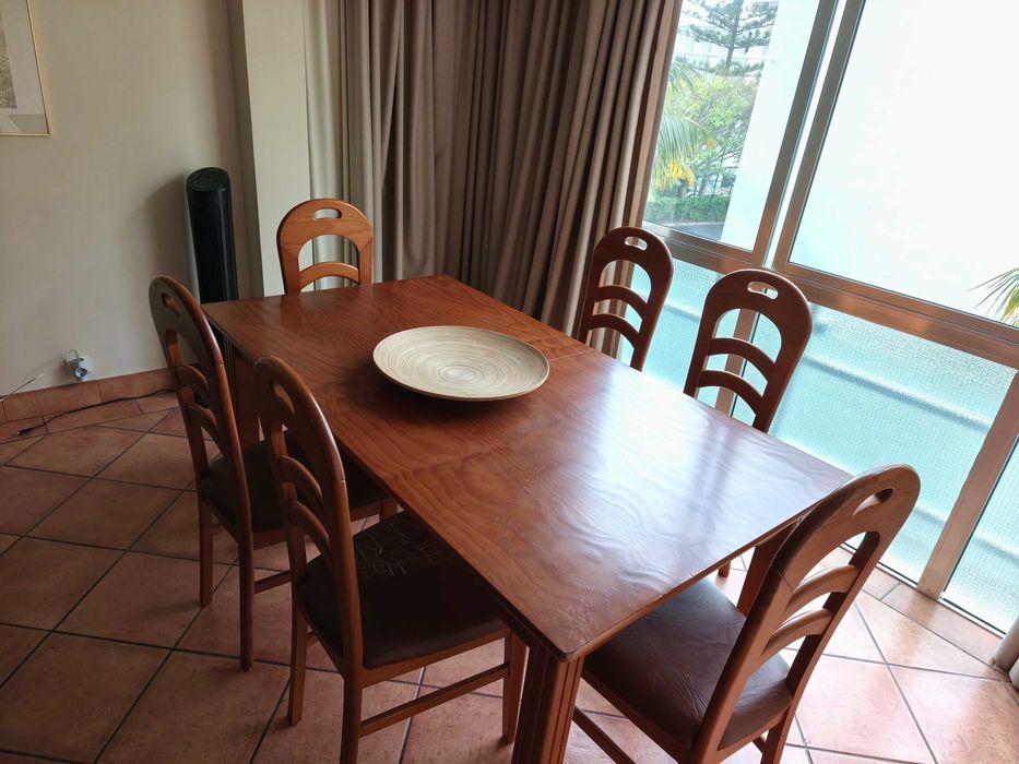 Vendo aparador de madeira, mesa e cadeiras e quarto de solteiro