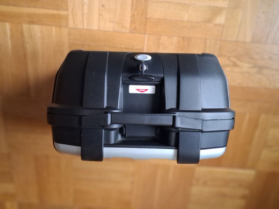 Givi Trekker 52 l.Kufer centralny w bardzo dobrym stanie.