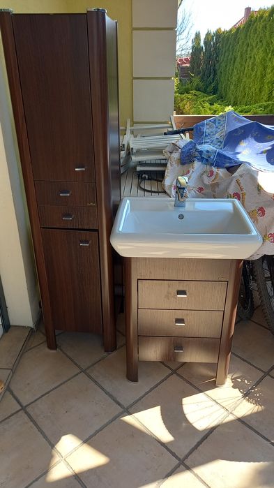 Umywalka z szafką i regał