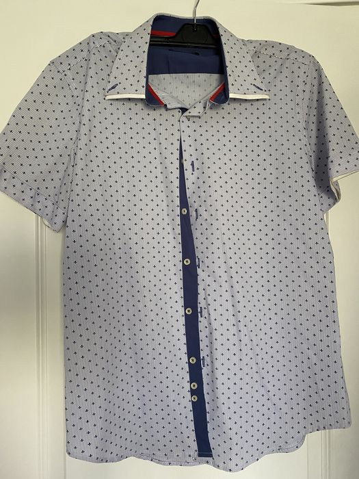 Várias camisas de vários tamanhos