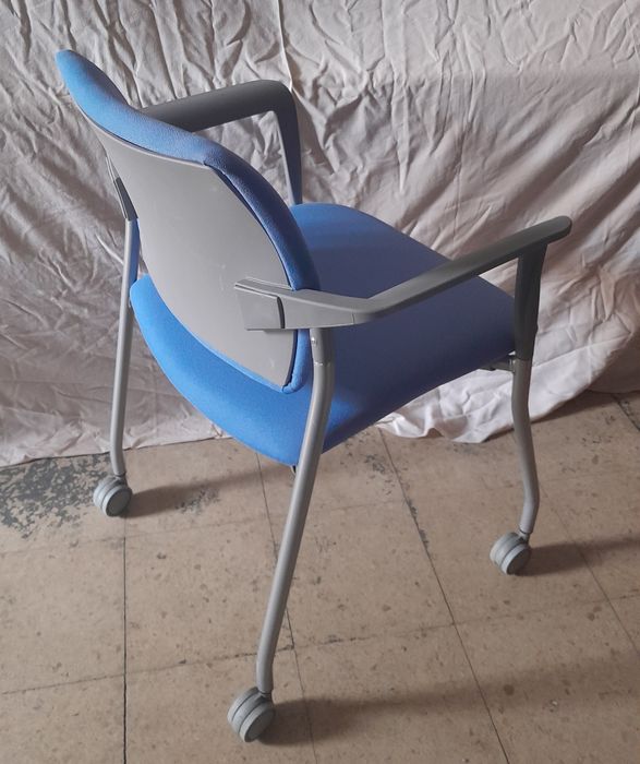 Cadeiras azuis com rodas