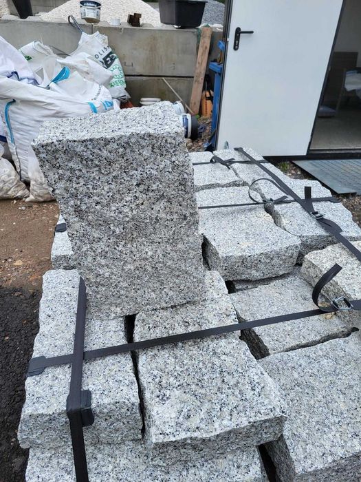 Słupek granitowy szary palisada 10/10/30 granit murowy łupany opornik