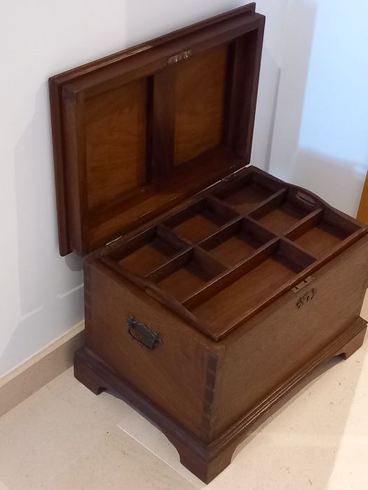 pequeno Baú em madeira e couro e Costureirinha em madeira exótica
