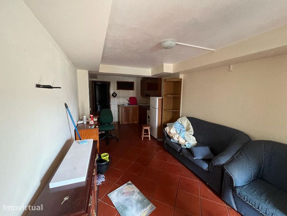 Garagem Transformada em T0 em zona de São Martinho do Bispo