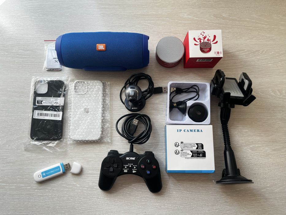 Лот техніки колонка JBL, веб-камери, геймпад Acme, модем, чохли