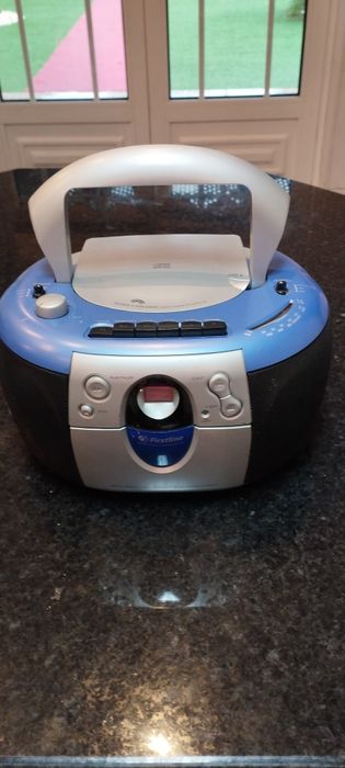 Radio portátil . Leve e prático para transportar para qualquer local.