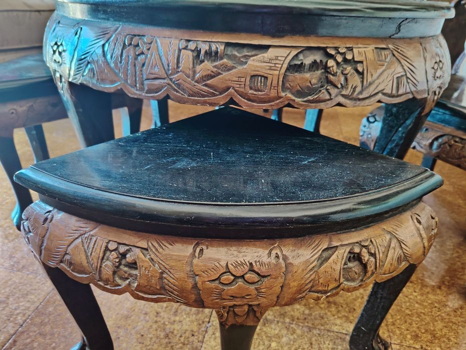 Mesa Oriental em Madeira trabalhada com 4 Bancos