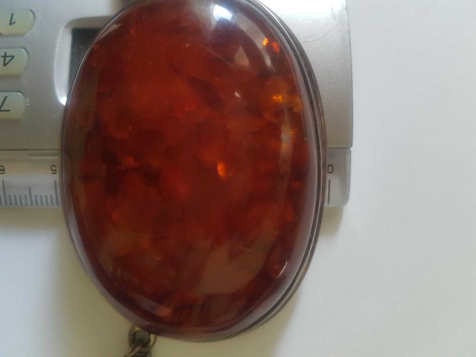 piękny srebrny naszyjnik z bursztynem