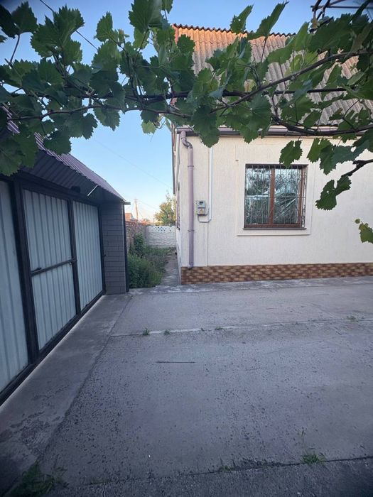 Продається просторий, комфортний будинок в м. Апостолове.